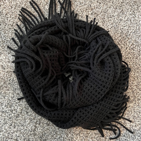 Accessories - Women’s scarf with fringe detail